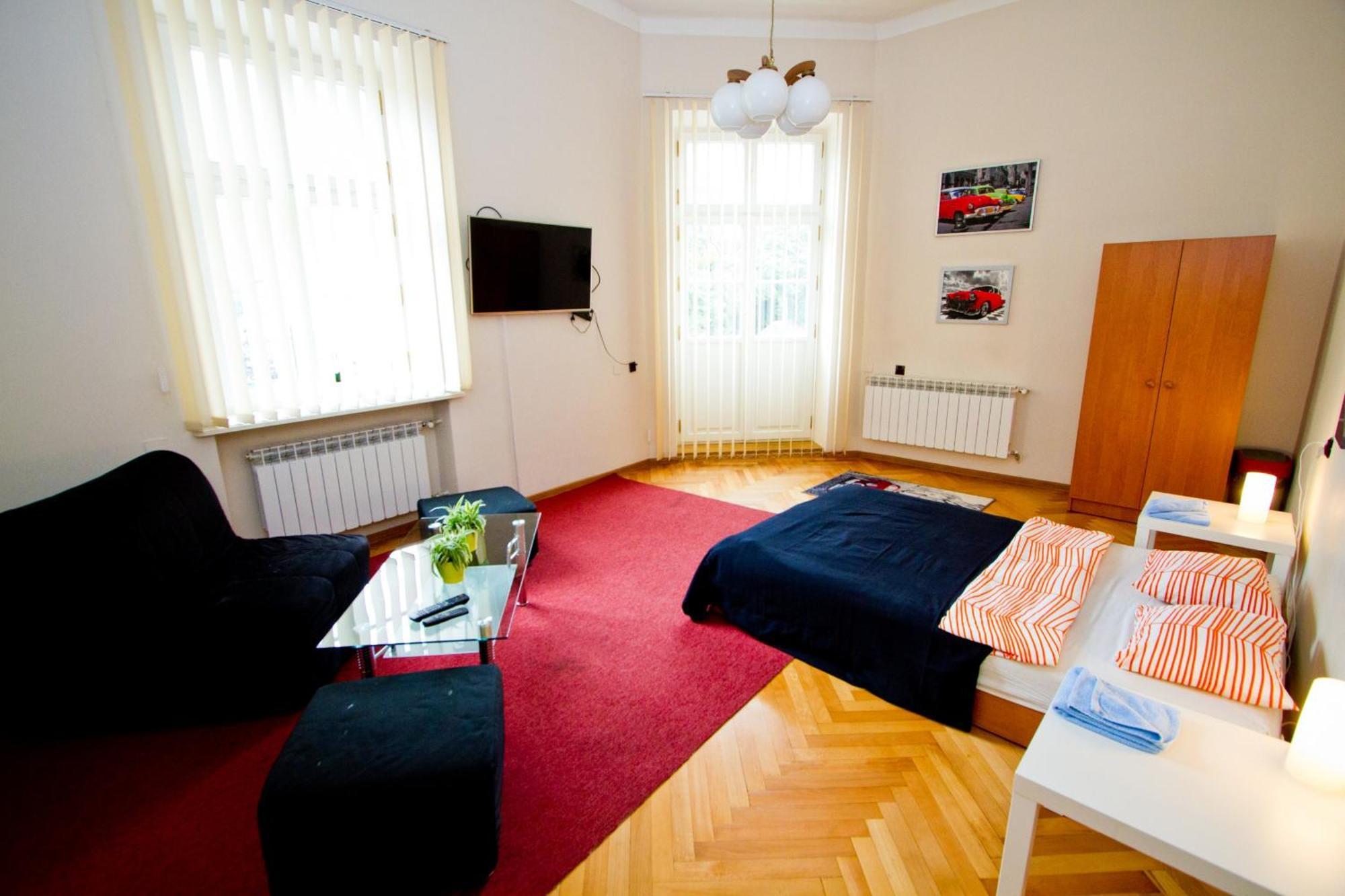 B Movie Guest Rooms Krasków Exterior foto