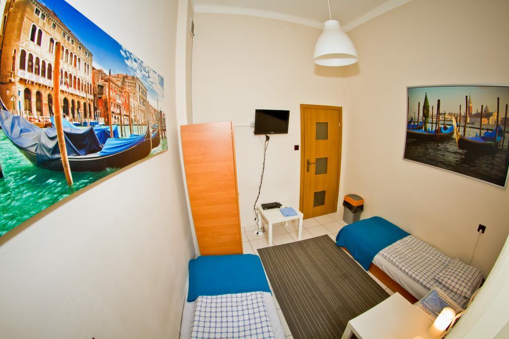 B Movie Guest Rooms Krasków Cameră foto