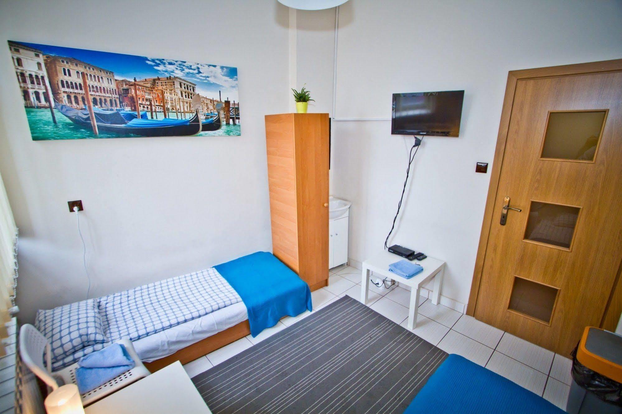 B Movie Guest Rooms Krasków Exterior foto
