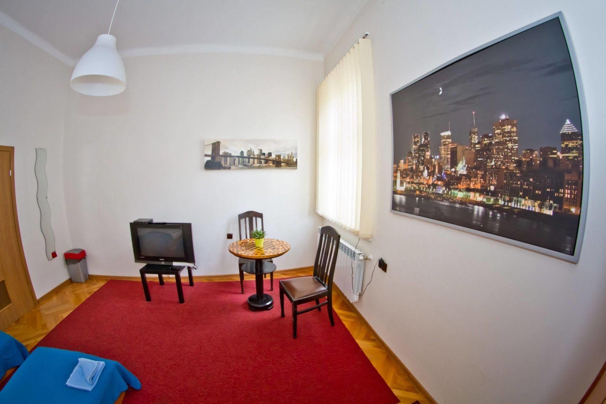 B Movie Guest Rooms Krasków Exterior foto