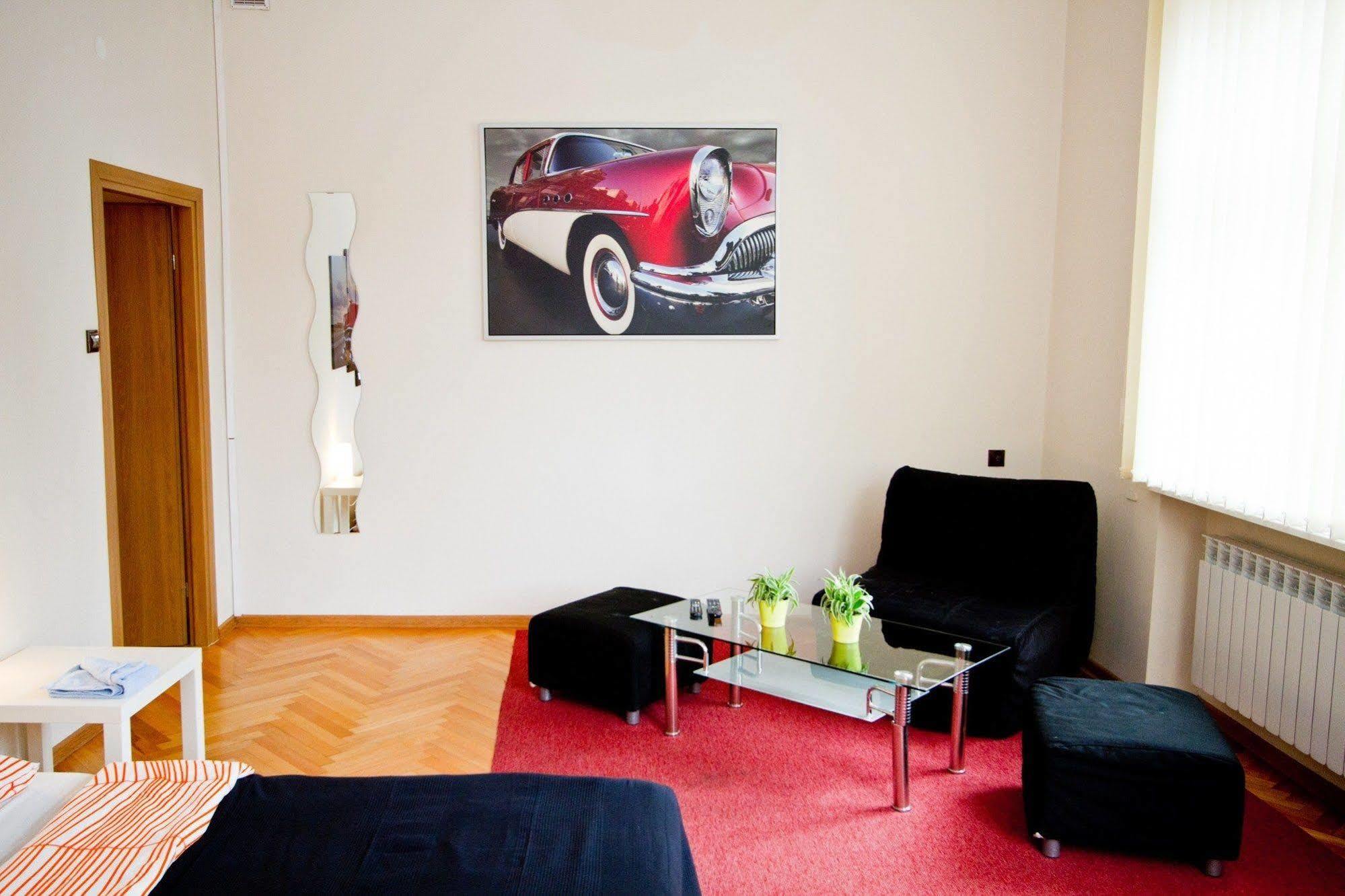 B Movie Guest Rooms Krasków Exterior foto