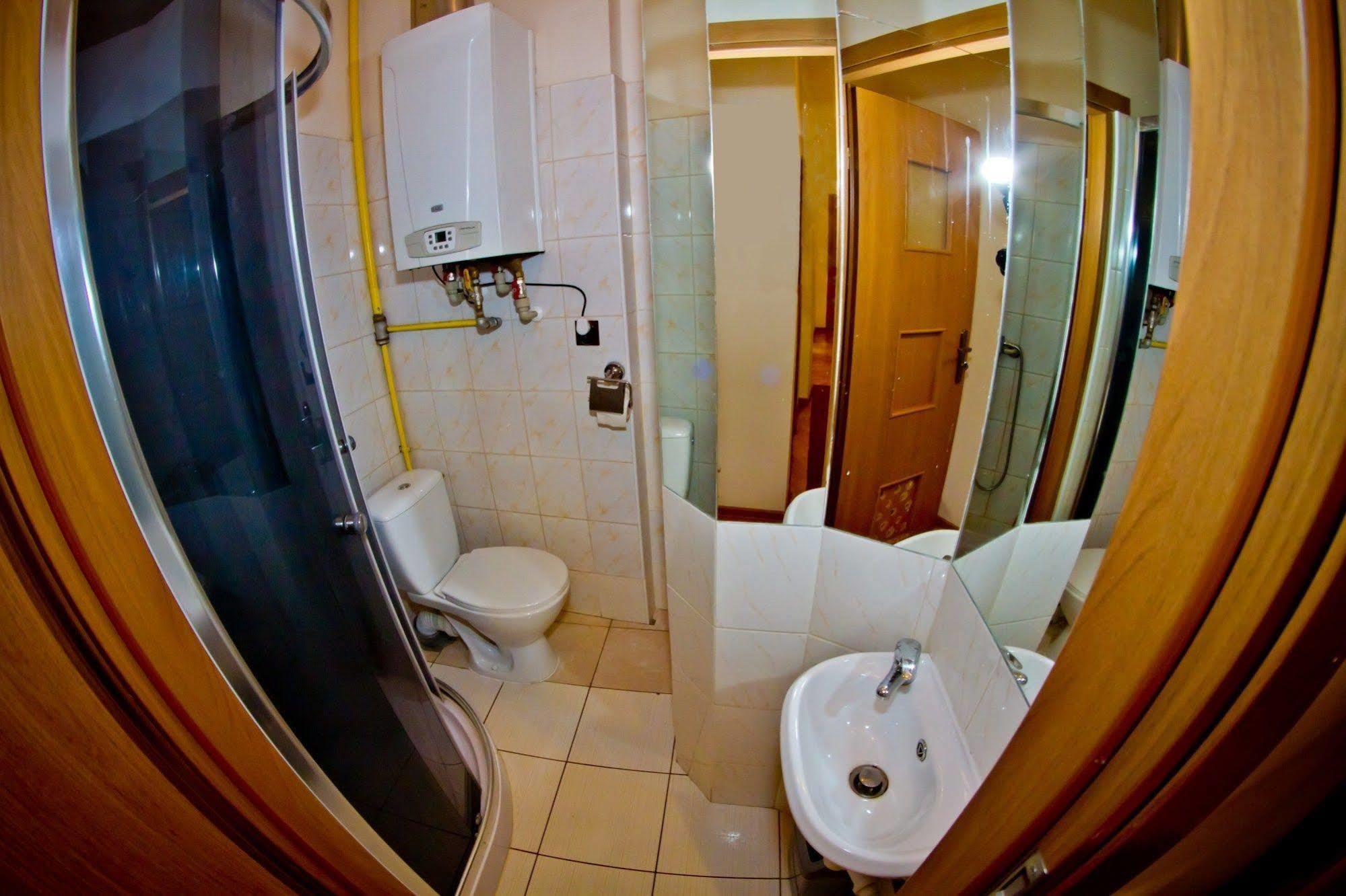 B Movie Guest Rooms Krasków Exterior foto