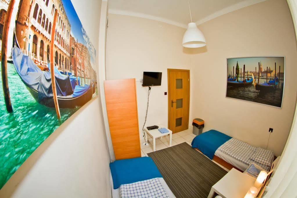 B Movie Guest Rooms Krasków Exterior foto